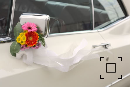 Cadillac mit hübschen Blümchen - Hochzeitstraum