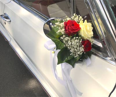 Rosentraum Hochzeitsrosen Impala mit Rosen geschmückt Sträußchen für die Außenspiegel 